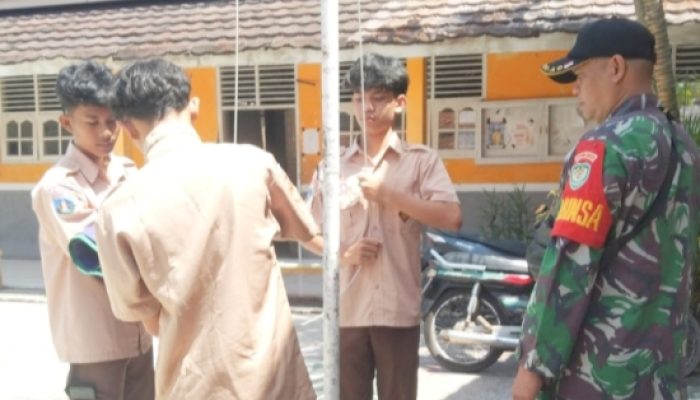 Babinsa Koramil Anyar Dorong Percepatan KDKMP dan Tanamkan Disiplin Upacara di Sekolah