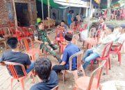 Babinsa Koramil 2306/Mancak Gencarkan Komsos, Dorong Gotong Royong dan Kepedulian Lingkungan