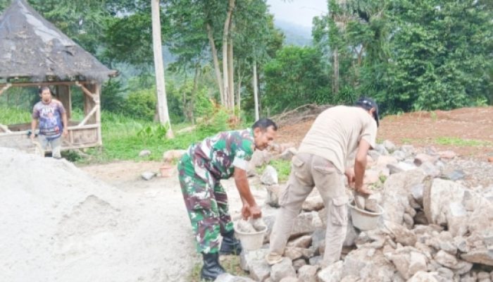 Babinsa Koramil 2305/Cinangka Aktif Gelar Karya Bakti, Bantu Warga Hadapi Musim Hujan