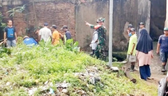 Babinsa Koramil Pulomerak Turun Langsung, Karya Bakti Bersama Warga Wujudkan Lingkungan Bersih dan Sehat