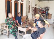 Babinsa Koramil 2303/Pulomerak Gencarkan Komsos, Bahas Kebersihan Lingkungan dan Keamanan Wilayah