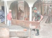 Babinsa Koramil 2306/Mancak Gelar Karya Bakti, Bangun WC Umum dan Renovasi Masjid Bersama Warga