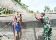 Babinsa Koramil Ciwandan Gotong Royong Bangun Rumah Warga, Wujud Kepedulian TNI di Tengah Masyarakat