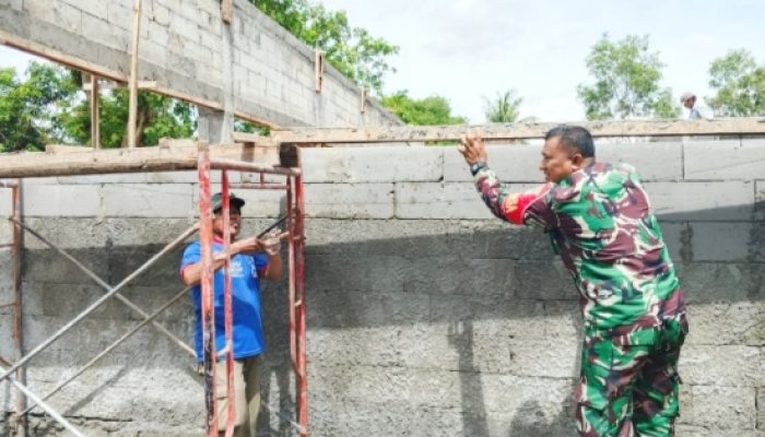 Babinsa Koramil Ciwandan Gotong Royong Bangun Rumah Warga, Wujud Kepedulian TNI di Tengah Masyarakat