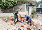 Babinsa Koramil Cinangka Aktif Karbak, Bangun Rumah Warga hingga Antisipasi Cuaca Buruk