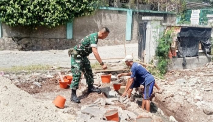 Babinsa Koramil Cinangka Aktif Karbak, Bangun Rumah Warga hingga Antisipasi Cuaca Buruk