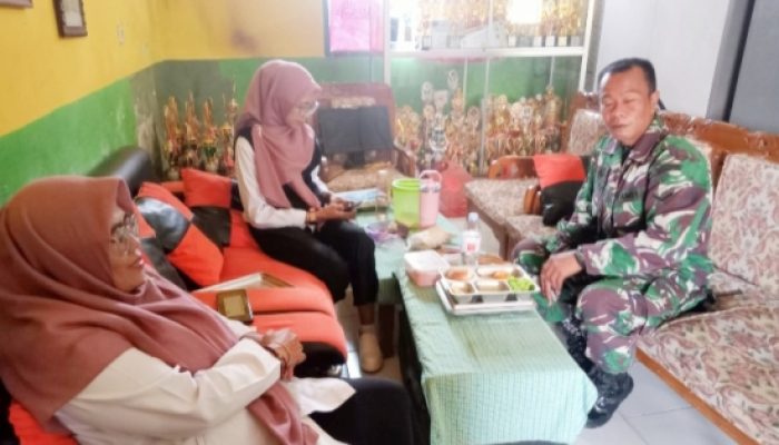 Babinsa Koramil Anyar Perkuat Komsos, Bahas MBG hingga Kamtibmas Bersama Warga