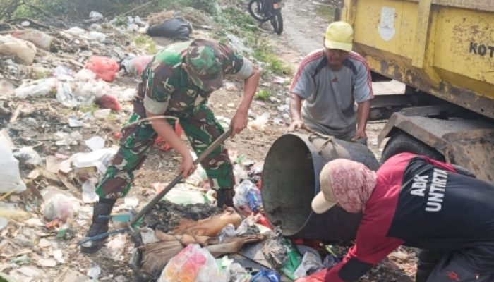 Babinsa Koramil Pulomerak Bersama Warga Bersihkan Lingkungan, Wujud Kepedulian terhadap Kebersihan