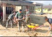 TNI Fokus Bersihkan Rumah Lansia di Lokasi Tedampak Bencana Sumatra