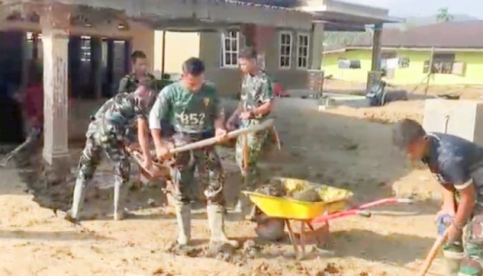 TNI Fokus Bersihkan Rumah Lansia di Lokasi Tedampak Bencana Sumatra