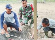 Babinsa Koramil 2305/Cinangka Gotong Royong Bantu Pembangunan Rumah Warga