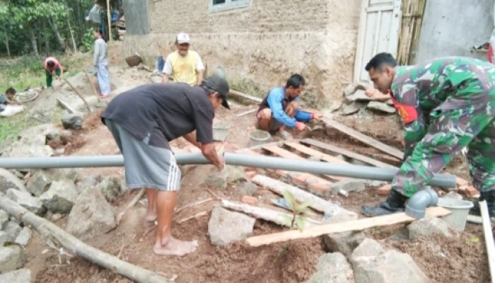 Babinsa Koramil 2302/Bojonegara Kompak Laksanakan Karya Bakti Pembangunan Rumah Warga