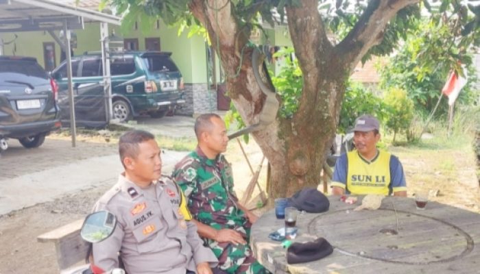 Babinsa Koramil 2306/Mancak Perkuat Komsos Bahas Gotong Royong dan Keamanan Lingkungan