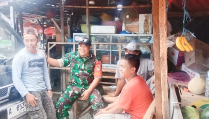 Babinsa Koramil 2303/Pulomerak Gencarkan Komsos Jaga Kebersihan Lingkungan dan Ketertiban Pasar
