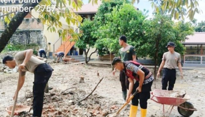 Sinergi TNI–Polri Percepat Pemulihan Sumbar: Bersihkan Pasar hingga Rumah Warga