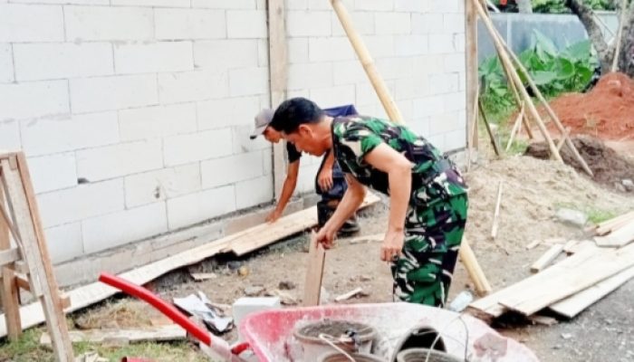 Babinsa Koramil 2305/Cinangka Gotong Royong Bangun Rumah Warga, Perkuat Kepedulian Sosial di Cinangka
