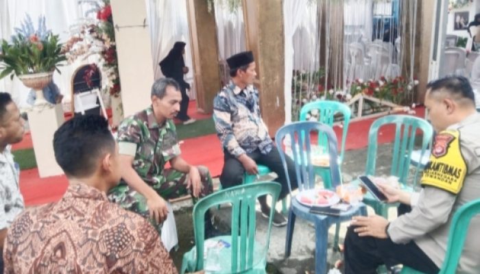 Babinsa Koramil Mancak Kompak Gelar Karya Bakti, Bantu Rumah Warga hingga Cor Jalan Gang