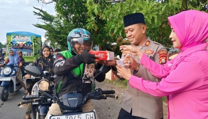 Polsek Bangkala Gelar Aksi Ramadhan, Bagi Takjil Gratis untuk Masyarakat Jeneponto