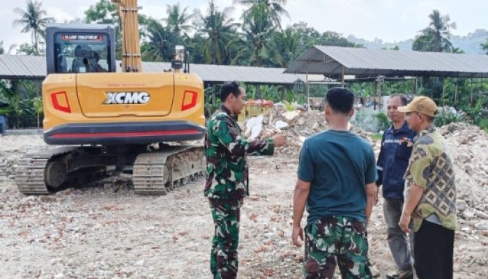 Babinsa Koramil Pulomerak Perkuat Komunikasi Sosial Warga Bahas Program Jangka Panjang dan Keamanan Lingkungan