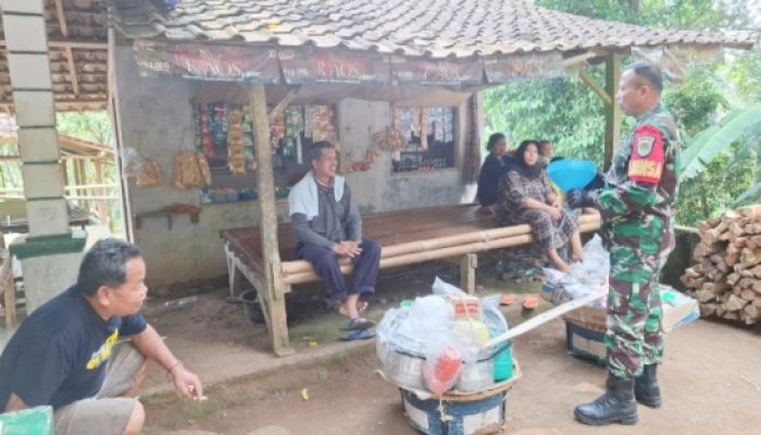 Babinsa Koramil Anyar Gencarkan Bintahwil, Tekankan Pentingnya Kebersihan Lingkungan Desa