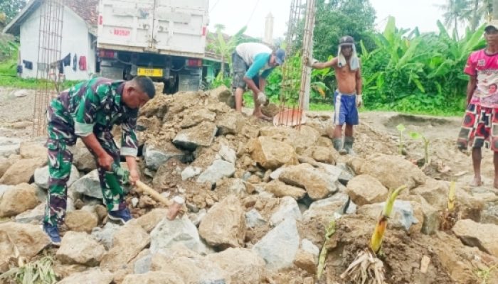 Babinsa Koramil Bojonegara Gelar Karya Bakti, Bantu Pembangunan Rumah dan Infrastruktur Warga