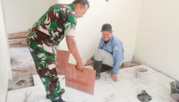 Babinsa Koramil 2305/Cinangka Gotong Royong Bantu Warga, Wujud Nyata Kepedulian TNI