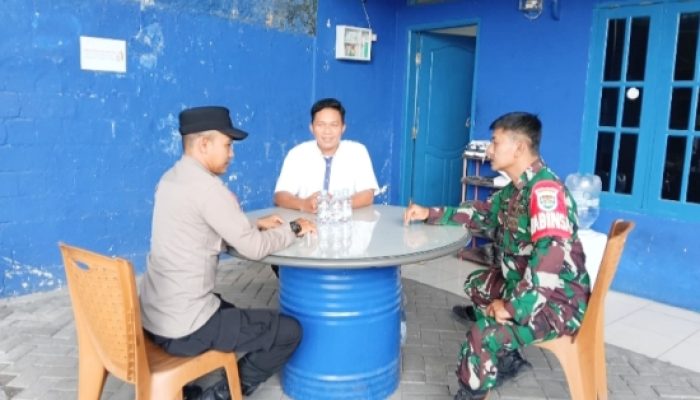 Babinsa Koramil Ciwandan Perkuat Komsos Bahas Kebersihan dan Keamanan Lingkungan