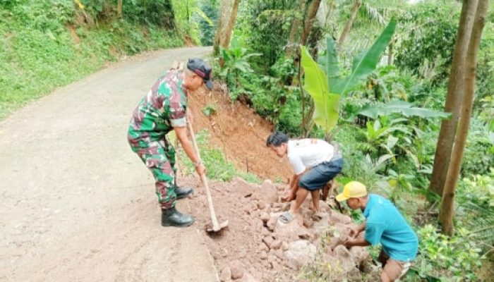 Babinsa Koramil Pulomerak Gotong Royong Bersama Warga Perbaiki Jalan Longsor dan Selokan