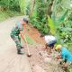 Babinsa Koramil Pulomerak Gotong Royong Bersama Warga Perbaiki Jalan Longsor dan Selokan