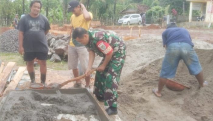 Babinsa Anyar Gotong Royong Bantu Rehabilitasi Rumah dan Percepatan KDKMP