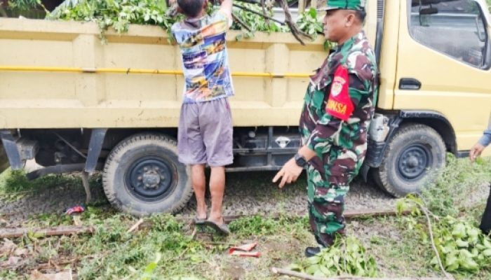 Babinsa Ciwandan Gotong Royong Bangun Drainase dan Bersihkan Sampah Pascabanjir
