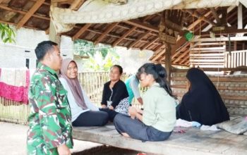 Babinsa Cinangka Gencarkan Komsos, Bahas Akses Pendidikan dan Pengangguran Desa