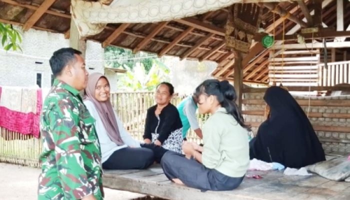 Babinsa Cinangka Gencarkan Komsos, Bahas Akses Pendidikan dan Pengangguran Desa