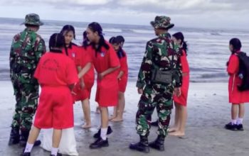 Sehari Usai Instruksi Presiden, TNI Bersama Pelajar Gotong Royong Bersihkan Sampah di Pantai Kuta Bali