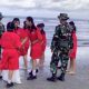Sehari Usai Instruksi Presiden, TNI Bersama Pelajar Gotong Royong Bersihkan Sampah di Pantai Kuta Bali