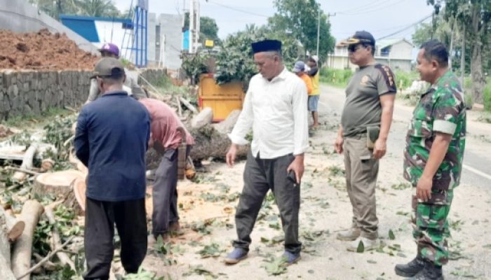 Babinsa Koramil 2305/Cinangka Gelar Karya Bakti, Bersihkan Jalan dan Bantu Bangun Rumah Warga