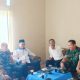 Babinsa Koramil 2306/Mancak Perkuat Komsos, Bahas Gotong Royong Jalan dan Penyaluran Beras