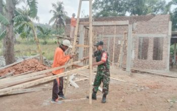 Babinsa Koramil Bojonegara Gotong Royong Bantu Pembangunan Rumah Warga