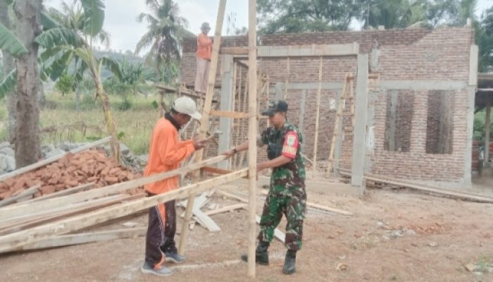 Babinsa Koramil Bojonegara Gotong Royong Bantu Pembangunan Rumah Warga