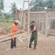 Babinsa Koramil Bojonegara Gotong Royong Bantu Pembangunan Rumah Warga