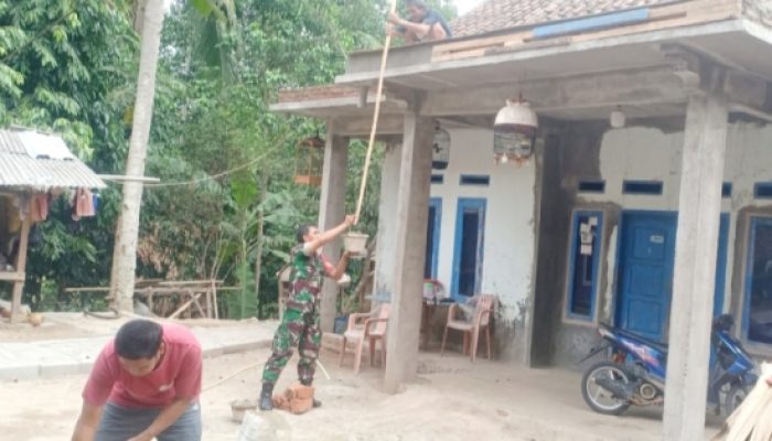 Babinsa Koramil Mancak Gotong Royong Renovasi dan Bangun Teras Rumah Warga