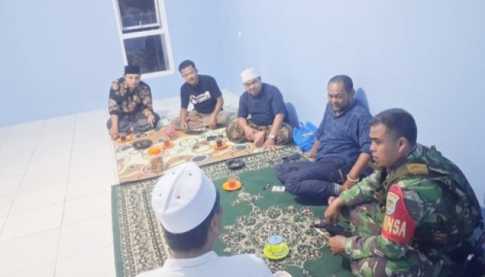 Babinsa Cinangka Perkuat Keamanan dan Kerukunan Lewat Komsos Bersama Warga
