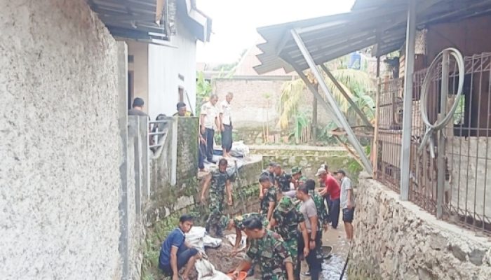 Babinsa Cilegon Bersama Warga dan Polsek Gotong Royong Bersihkan Sungai Sambirata