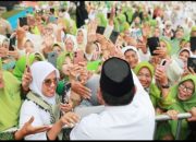 Momen Ratusan Ribu Warga NU Berdiri Bersholawat Sambut Prabowo di Stadion Gajayana Malang