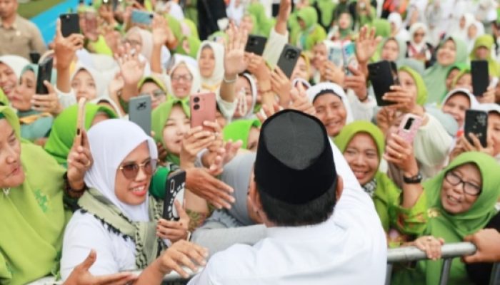 Momen Ratusan Ribu Warga NU Berdiri Bersholawat Sambut Prabowo di Stadion Gajayana Malang