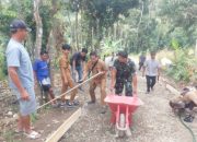 Babinsa Koramil 2306/Mancak Bersama Warga Gencarkan Karya Bakti Pembangunan dan Pembersihan Jalan