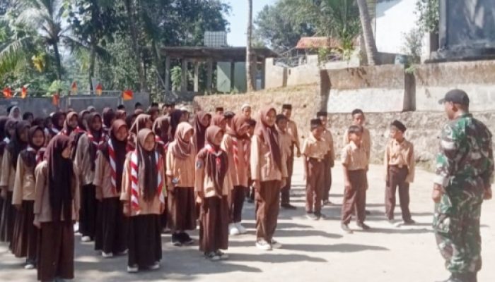 Babinsa Koramil Mancak Tingkatkan Disiplin Pelajar dan Ketahanan Pangan Masyarakat