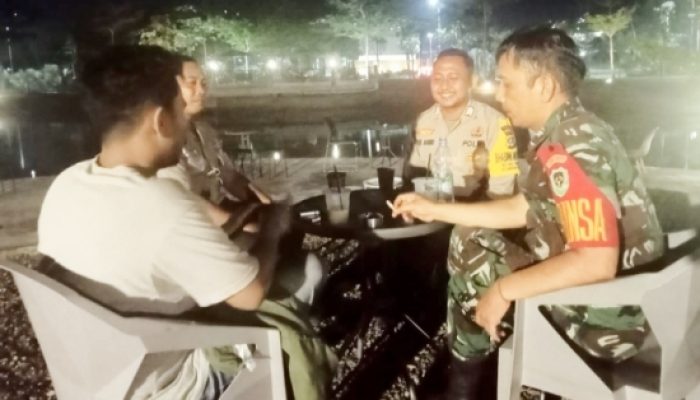 Babinsa Koramil Cinangka Perkuat Komsos untuk Jaga Kebersihan Lingkungan Hadapi Musim Hujan