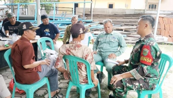 Babinsa Koramil 2306/Mancak Gencarkan Komsos, Ingatkan Warga Waspada Musim Hujan dan Aktifkan Siskamling