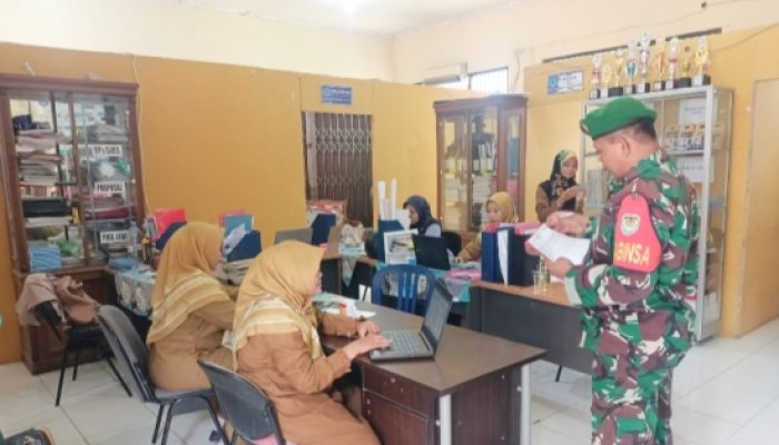 Babinsa Koramil 2303/Pulomerak Intensifkan Puanter, Data Siswa dan Pantau Harga Sembako di Cilegon